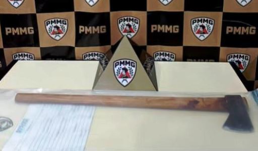 Polícia Militar prendeu autor de feminicídio em Bom Sucesso e apresentou o machado usado no crime