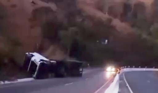 Dois acidentes na BR-265, um deles com caminhão na curva da caixa d'água, em Lavras