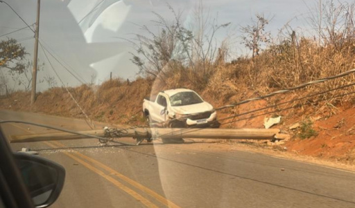 Caminhonete derruba poste e interdita parcialmente a BR-335 próximo a Ijaci