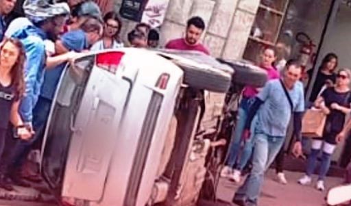 Distração no trânsito causa capotamento de veículo na rua Sant'Anna, no centro de Lavras