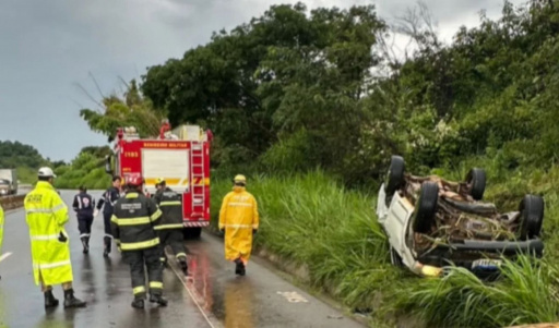 Motorista fica preso às ferragens após capotamento na "subida da Bebela", na BR-265, em Lavras