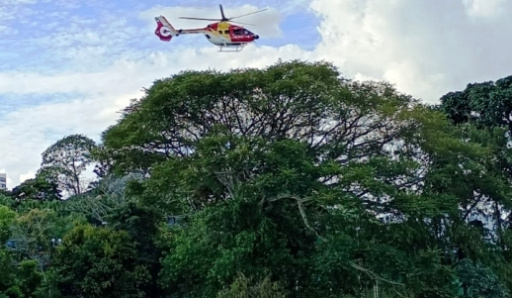 Helicóptero dos Bombeiros pousa na área central de Lavras para transporte aeromédico, mas transferência é suspensa