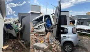 Caminhão desgovernado atinge carro e duas casas após motorista passar mal em Guaxupé; veja outras ocorrências