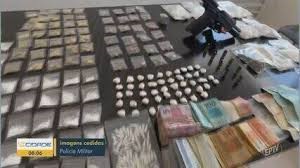 Motorista de aplicativo é preso em flagrante após polícia encontrar baú com drogas e mais de R$ 9 mil na MG-290