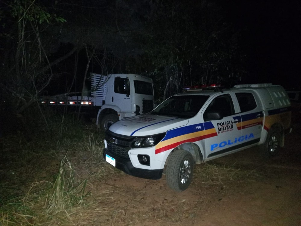 Polícia Militar apreende caminhão suspeito de ser usado em furtos de trilhos de trem em Formiga