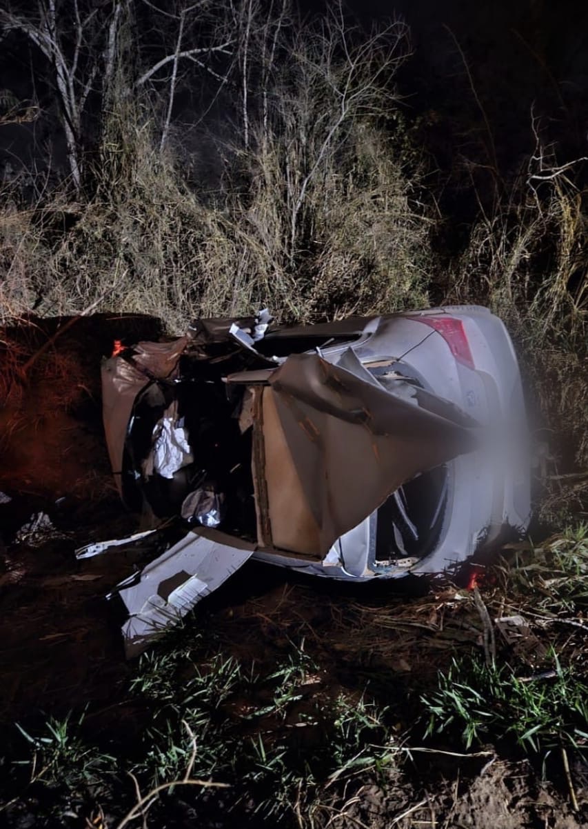 Casal de Lavras se envolve em acidente em estrada de Macaia; mulher morre