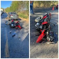 Motociclista morre após bater em carro na MGC-267, em Campestre, MG Vítima morreu no local. Com o impacto da batida, o carro caiu em um barranco e deixou três ocupantes feridos. Veja mais ocorrências de trânsito na região