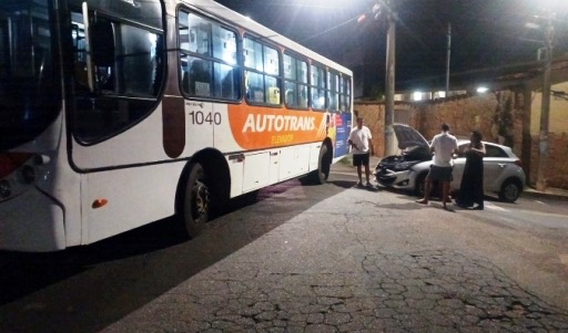 Colisão entre ônibus da Autotrans e carro no bairro de Lavras Cruzeiro do Sul; coletivo quase invade residência - veja vídeo