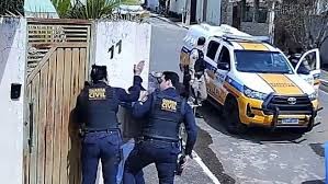 Câmera registra guardas municipais dando tapas e socos em adolescente durante abordagem em Boa Esperança, MG