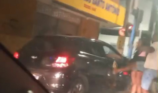 Casal de idosos é agredido em briga de trânsito em Lavras: agressão foi registrada em vídeo