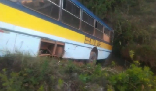Ônibus escolar de Lavras perde o controle em ladeira e cai em barranco - veja vídeos