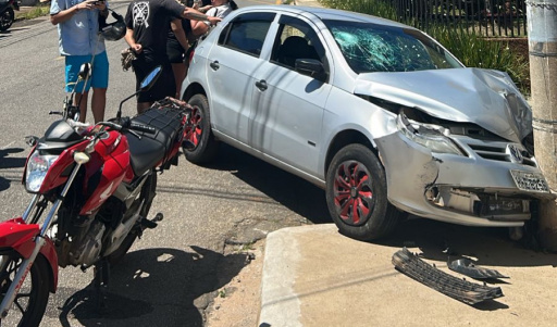 Acidente na rua Leon Jofre Avayou deixa dois feridos na tarde desta quinta-feira em Lavras