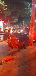 Homem morre e três ficam feridos após carro bater em poste em Alfenas Outros acidentes no Sul de Minas: em Boa Esperança, uma mulher, também de Varginha, morreu após bater em uma árvore. Em Varginha, um homem morreu após cair de moto.