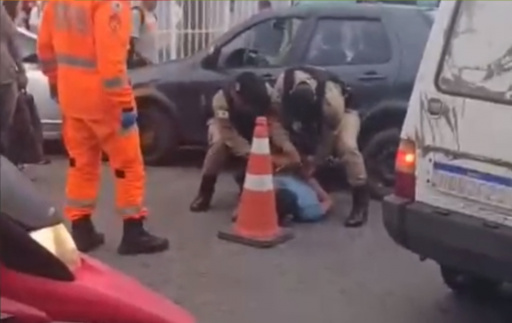 Motorista invade contramão, atropela motos e atinge criança no centro de Lavras - veja vídeo