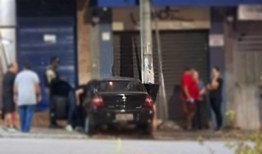 Carro desgovernado atravessa praça central de Lavras e destrói fachada de joalheria